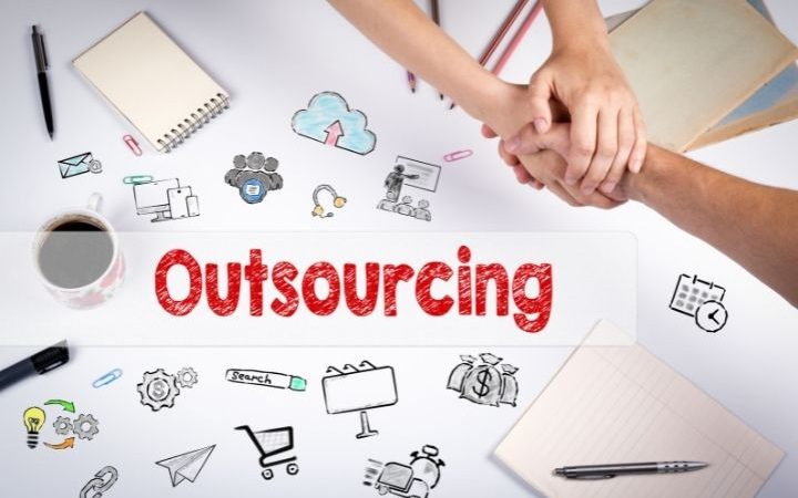 What does IT pricing depend on and how to reduce the cost of IT outsourcing?