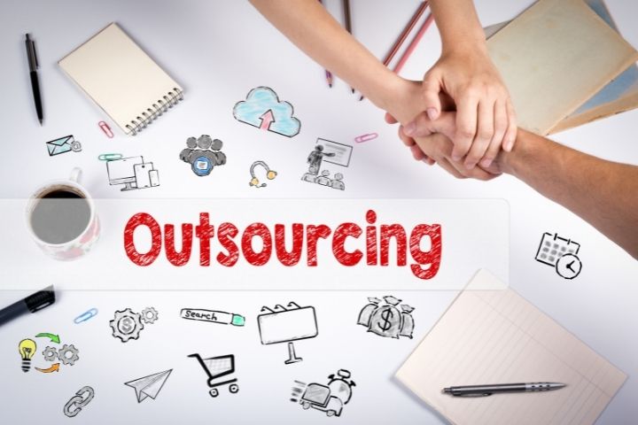 What does IT pricing depend on and how to reduce the cost of IT outsourcing?
